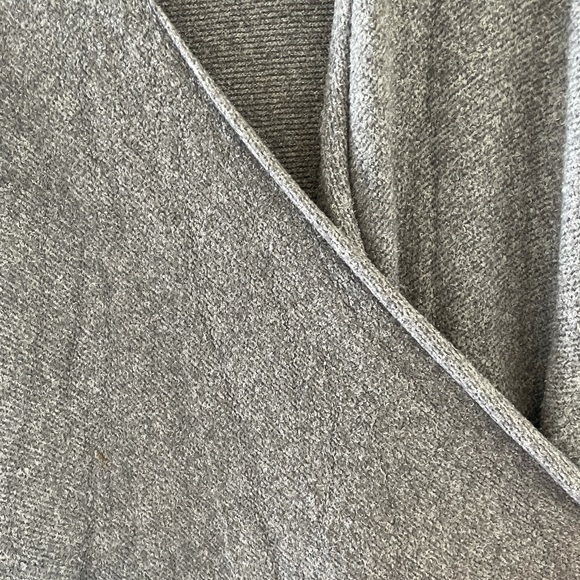 Barefoot dreams cozy women’s wrap - Picture 5 of 8